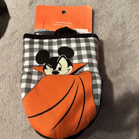 Disney Mickey Mouse Halloween oversized mini mitts - Picture 2 of 2